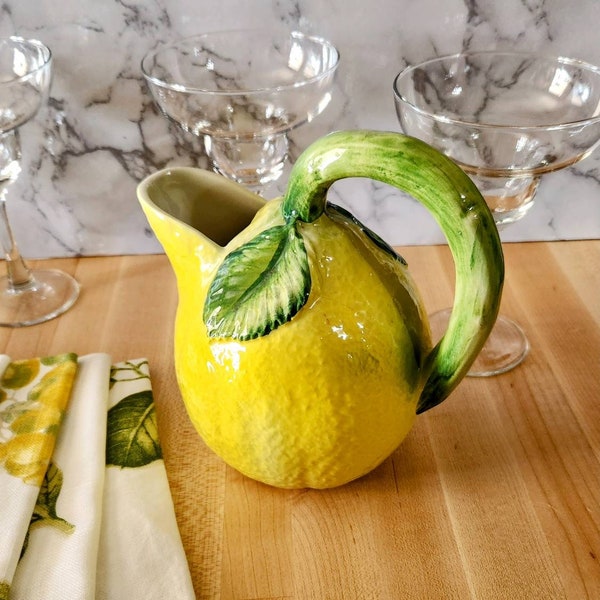 Décor du milieu du siècle pichet citron Citron peau poterie vintage. Vase italien peint à la main. Décoration de table cadeau de mariage unique Cadeau de pendaison de crémaillère Y2K