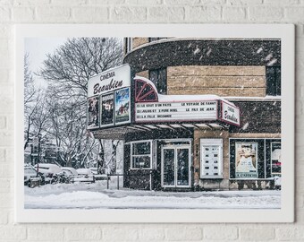 Montreal kunstfoto in de sneeuw, Cinema Beaubien, Montreal winterprint, stedelijke muurkunst, besneeuwd stadsgezicht, Canadese foto