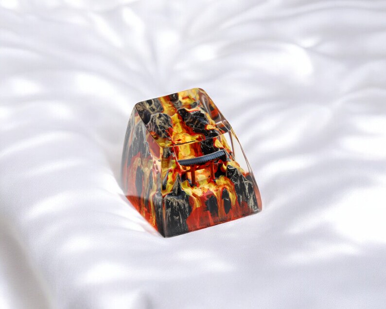K&ouml;nnte beinhalten: Eine transparente Harztastenkappe mit einem schwarzen und roten Design, das ein japanisches Torii-Tor zeigt. Die Tastenkappe ist eine einzigartige und dekorative Erg&auml;nzung f&uuml;r jede Tastatur.