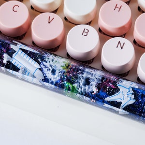Protège-clés galaxie en résine,Produits artisanaux personnalisés,Barre d'espace de capuchon de touche astronaute,Produits de touche violets,Capuchon d'espace de touche Galaxy,Cadeau personnalisé,Capuchon de barre d'espace