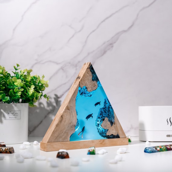 オーシャンレジンナイトライト、手作りオーシャンダイバークジラ、エポキシ樹脂、リビングルームベッドルーム装飾 (12英寸) Amazon.co.jp :  海をテーマにしたジオラマ、レジン製オーシャンランプ、ナイトライト、テーブルランプ、レジン製ランプ、オーシャンランプ ... オーシャンレジンナイトライト、手作りオーシャンダイバークジラ、エポキシ樹脂、リビングルームベッドルーム装飾 (12英寸)