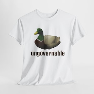 Puede incluir: Camiseta blanca con una ilustración de un pato verde y marrón y el texto "ungovernable" impreso en marrón.
