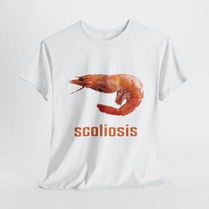 Skoliose Lustiges Shrimp Meme T-Shirt, ironisches Gen z Meme, eigenartig spezifisch, verfluchtes Meme, verrücktes, Shitpost Witz Geschenk, Cringe Shirt, seltsames Shirt