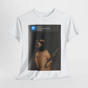Maglietta con meme &quot;Squilla il cane con movimento&quot;, maglietta con meme divertente, maglietta ironica, regalo per amanti dei gatti, stranamente specifica, maglietta squilibrata, maledetta, imbarazzante, maglietta con cane