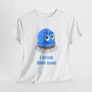 Camiseta fea con texto &quot;I Drink Dish Soap&quot;, divertida camiseta con meme, regalo para un amigo, camiseta Weirdcore, extrañamente específica, desquiciada, maldita, camiseta novedosa, camiseta de regalo de broma