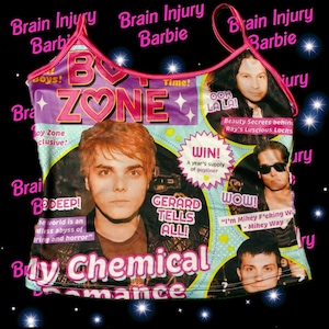 Può includere: Un top senza maniche con una grafica in stile rivista con il testo "Boy Zone" e immagini di musicisti. Il top ha un bordo rosa e spalline sottili. Le parole "Brain Injury Barbie" sono scritte sui bordi.