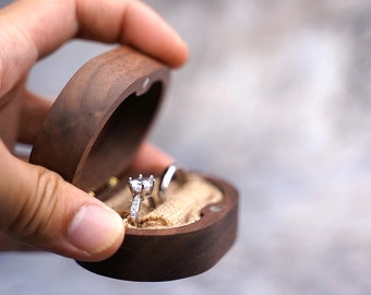 Tailor-made ring box made of fine walnut wood with engraving - the perfect accessory for a wedding, engagement or wedding proposal