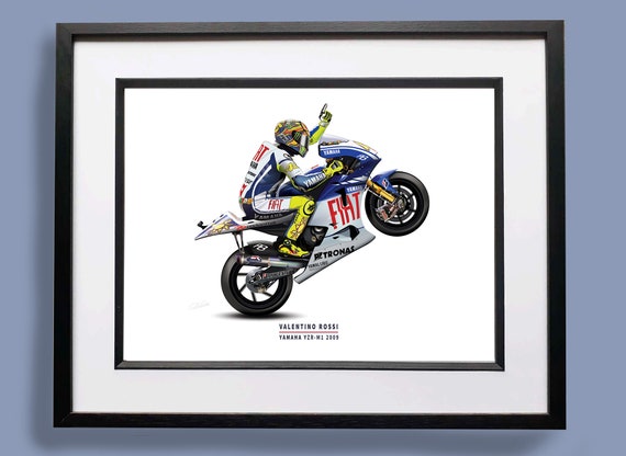 MotoGp - Valentino Rossi e l'autografo per sua... cognata! La modella (presunto flirt di Iannone) vanta il regalo sui social [VIDEO
