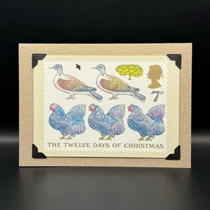 Carte postale PHQ vintage Les douze jours de Noël 1977 Timbres du bureau de poste Carte de voeux KeepSake originale Deux tourterelles trois poules françaises