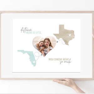 Może przedstawiać: Oprawiony wydruk ze zdjęciem w kształcie serca dwóch kobiet oraz zarysami Florydy i Teksasu. Tekst brzmi "distance means so little" i "when someone means so much."