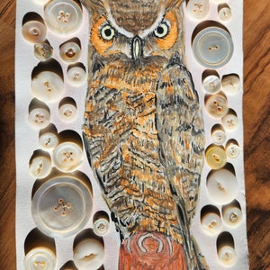 Carte d'art avec boutons vintage en nacre et hibou aquarelle
