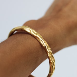 BRACCIALE BRACCIALE IN ORO / Bracciale rigido in oro testurizzato Bracciale rigido in oro Bracciale rigido impermeabile Regali per lei Bracciale rigido in oro