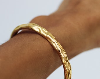 Pulseira rígida texturizada dourada | Bracelete à prova d'água