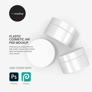 Puede incluir: Tres tarros cosméticos de plástico blanco vistos desde arriba. El texto dice PLASTIC COSMETIC JAR PSD MOCKUP, Showcase your product with this high quality mockup. Photorealistic lights and shadows. Customize every element. EASY TO EDIT WITH Photoshop y Photopea.