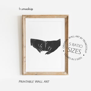Puede incluir: Una impresión de arte de pared imprimible en blanco y negro de dos puños chocando. La impresión está enmarcada en un marco de madera claro y está disponible en cinco tamaños.