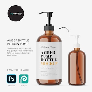 Puede incluir: Botella de vidrio ámbar con un dispensador de bomba de pelícano blanco y negro. La botella tiene una etiqueta blanca con el texto "Amber Pump Bottle Mockup" e instrucciones para aplicar diseños en la maqueta.