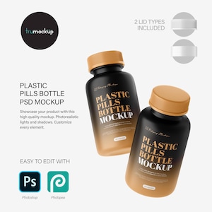 Op de afbeelding: Twee zwarte plastic pillenflessen met gouden deksels en etiketten met de tekst "Plastic Pills Bottle Mockup". De flessen staan op een witte achtergrond.