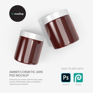 Puede incluir: Dos tarros cosméticos de vidrio ámbar con tapas blancas. Los tarros están sobre un fondo blanco. Los tarros son perfectos para guardar cremas, lociones u otros productos de belleza.