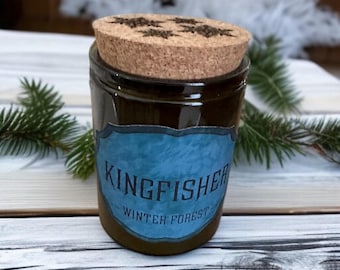 Eisvogel inspirierte Kerze aus verschneitem Wald und Minze - wie aus dem Buch