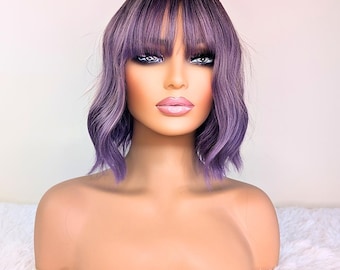 Lila Ombré-Perücke Mit Pony – Kurz, Gewellt, Hitzebeständig, 35,6 Cm