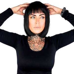Black Bob Wig with Bangs – Short Straight Synthetic Wig – Classic Jet Black Blunt Cut Wig – Heat Resistant Hair – Cosplay or Everyday Wig