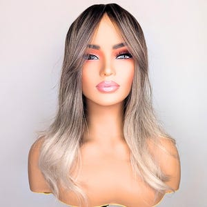 Perruque blonde ondulée avec racines foncées : 26 pouces de long, cheveux cosplay synthétiques résistants à la chaleur et sans colle