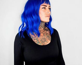 Blaue gewellte Perücke mit Pony - Hitze sichere synthetische Cosplay Perücken