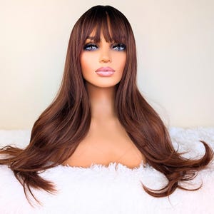 Chestnut Brown Wig with Wispy Bangs – Glueless Heat Resistant Synthetic Wig for Women – Natural Look Ladies Cosplay Wig UK