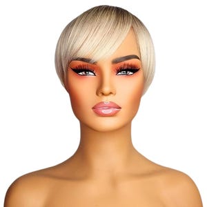 Peluca Pixie rubia chic: cabello sintético liso corto de 10 cm, fibra resistente al calor.