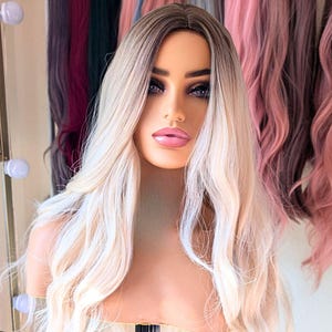 Perruque enracinée blonde platine : 26&quot; de long Perruques synthétiques résistantes à la chaleur, ondulées