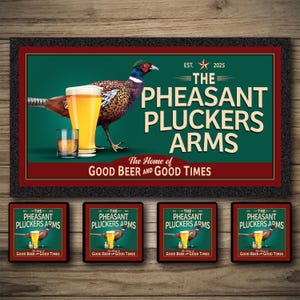 Puede incluir: Un letrero decorativo y posavasos con un faisán, una pinta de cerveza y un chupito de whisky. El letrero dice "The Pheasant Pluckers Arms" con el texto "The Home of Good Beer and Good Times."