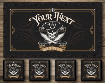 Puede incluir: Una alfombra de bienvenida negra con un diseño de calavera de pirata y huesos cruzados. El texto "YOUR TEXT" está por encima de la calavera y "EST DATE" está por debajo de la calavera. El texto "MORE OF YOUR TEXT" está en una pancarta debajo de la calavera. Hay cuatro posavasos negros más pequeños con el mismo diseño.
