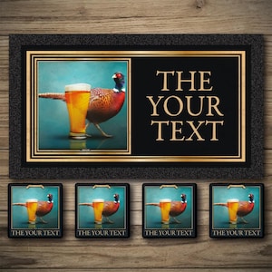 Puede incluir: Un letrero enmarcado y cuatro posavasos con un faisán y una pinta de cerveza. El letrero tiene el texto "THE YOUR TEXT" en letras doradas sobre un fondo negro. Los posavasos tienen el mismo diseño y texto.