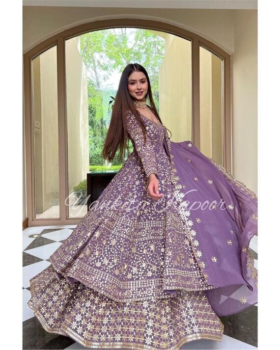 Embroidery Machine SENHORA DRESSES HEAVY VELVET BRIDAL LEHENGA SUIT at Rs  4000 in Surat