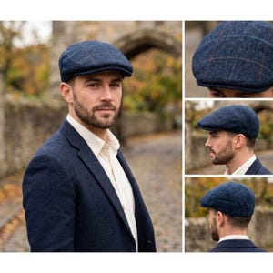 Puede incluir: Una gorra plana azul con un sutil patrón de cuadros marrones. La gorra está confeccionada con un tejido texturizado similar a la lana, con una corona redondeada y una visera corta y rígida. El diseño presenta un ajuste estructurado.