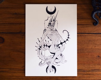 Puede incluir: Dibujo en tinta negro y blanco de una figura con una corona y una cola espinosa, sentada en una luna creciente.