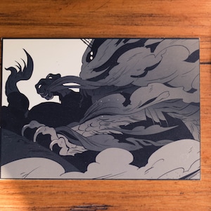 Puede incluir: Una ilustración en blanco y negro de un dragón que emerge de una nube de humo. El dragón tiene garras afiladas y una cola larga.