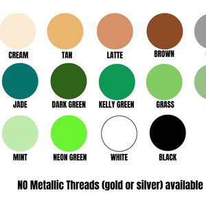 Pu&ograve; includere: Una tabella colori con tredici campioni circolari etichettati come cream, tan, latte, brown, gray, jade, dark green, kelly green, grass, sage, mint, neon green, white e black. Il testo in basso riporta NO Metallic Threads (gold or silver) available.