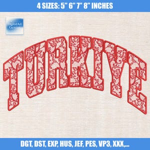 Può includere: Applicazione ricamata rossa con la scritta "TURKIYE" in un carattere audace e arcuato. Le lettere sono riempite con un motivo floreale in pizzo. Disponibile in 4 misure: 12.7cm, 15.2cm, 17.8cm e 20.3cm. Il disegno è su un tessuto beige chiaro.