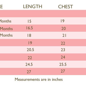 Op de afbeelding: Een tabel met kledingmaten voor kinderen, met metingen in inches voor lengte en borst. De tabel bevat maten van 6-12 maanden tot maat 8.