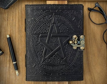 Diario de cuero negro hecho a mano: Grimorio de Wicca con pentagrama en relieve