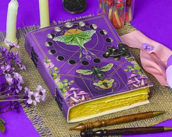 Diario de cuero Luna Moth: Libro de hechizos de las sombras en blanco con candado