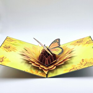 Carte d'anniversaire pop-up 3D - Chrysanthèmes et papillons en jaune, parfaite pour les amateurs de jardin et les occasions spéciales