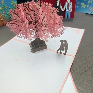 Carte pop-up Cherry Blossom Love - Un geste romantique parfait pour les célébrations du printemps