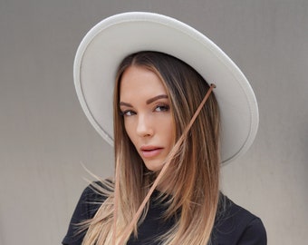 Women's Flat Brim Telescope  Crown Hat - Off White, Trendy Fedora Hats for Men & Women Wide Brim Felt Hat Dress Panama Hat Two Tone Fedora