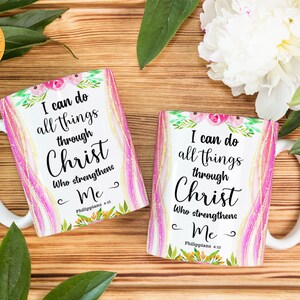 Peut inclure: Deux tasses &agrave; caf&eacute; blanches avec un fond aquarelle rose et jaune. Les tasses pr&eacute;sentent le texte "Je peux tout faire par le Christ qui me fortifie" et une r&eacute;f&eacute;rence &agrave; un verset biblique.