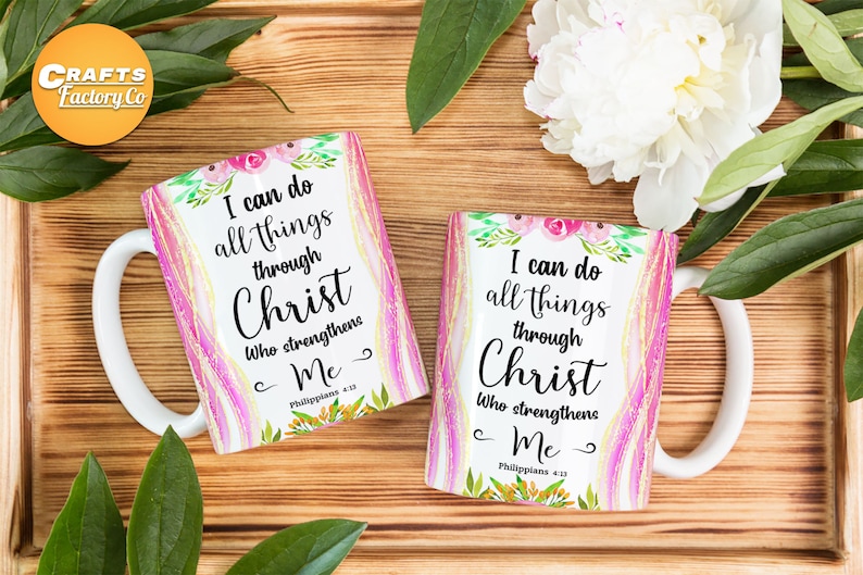 Peut inclure: Deux tasses &agrave; caf&eacute; blanches avec un fond aquarelle rose et jaune. Les tasses pr&eacute;sentent le texte "Je peux tout faire par le Christ qui me fortifie" et une r&eacute;f&eacute;rence &agrave; un verset biblique.