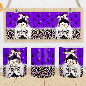 Peut inclure: Trois tasses violettes avec une poign&eacute;e blanche. Chaque tasse pr&eacute;sente une illustration de dessin anim&eacute; d'une femme avec un chapeau de sorci&egrave;re et des lunettes. Le texte "Witchy Mama" est imprim&eacute; sur chaque tasse. L'arri&egrave;re-plan des tasses est un imprim&eacute; l&eacute;opard violet et noir.