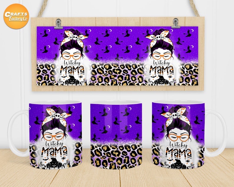 Peut inclure: Trois tasses violettes avec une poign&eacute;e blanche. Chaque tasse pr&eacute;sente une illustration de dessin anim&eacute; d'une femme avec un chapeau de sorci&egrave;re et des lunettes. Le texte "Witchy Mama" est imprim&eacute; sur chaque tasse. L'arri&egrave;re-plan des tasses est un imprim&eacute; l&eacute;opard violet et noir.