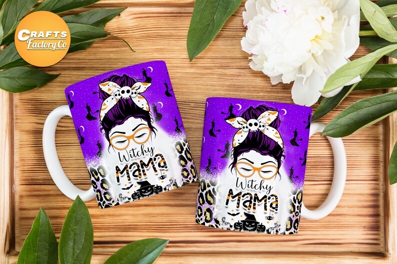 Peut inclure: Deux tasses en c&eacute;ramique blanche avec des motifs violets et noirs. Les tasses pr&eacute;sentent une illustration de dessin anim&eacute; d'une femme avec un chignon d&eacute;sordonn&eacute;, des lunettes et un chapeau de sorci&egrave;re. Le texte "Witchy Mama" est imprim&eacute; sur les tasses.
